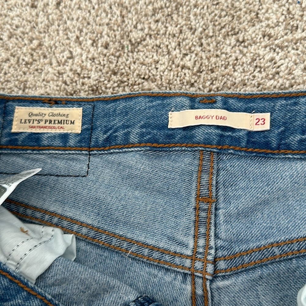 i’m selling Levi’s baggy dad jeans in a size 23 - Picture 3 of 4